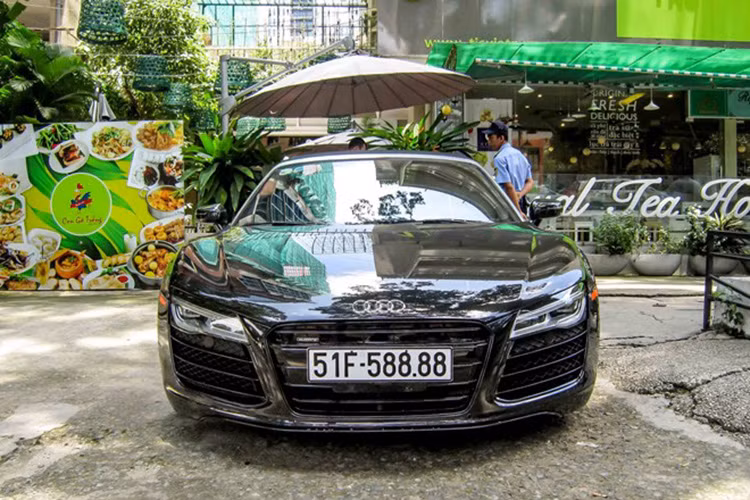  Chiếc Audi R8 mui trần vừa ra biển trắng và xuất hiện tại TP HCM. Đây là chiếc R8 V10 mới nhập về cách đây ít lâu, nó đeo biển trắng với số đuôi tứ quý 8 tuyệt đẹp.