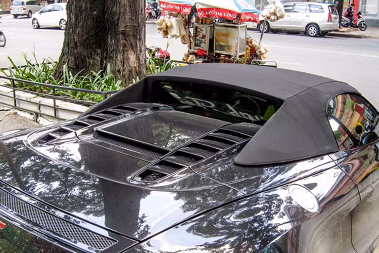 Sử dụng mui vải sành điệu có thể đóng mở trong vài giây. Tuy nhiên, tại đất nước nhiệt đới như Việt Nam, việc sử dụng mui xếp khá bất tiện, chính vì vậy dòng xe này không được nhiều đại gia Việt ưa chuộng.