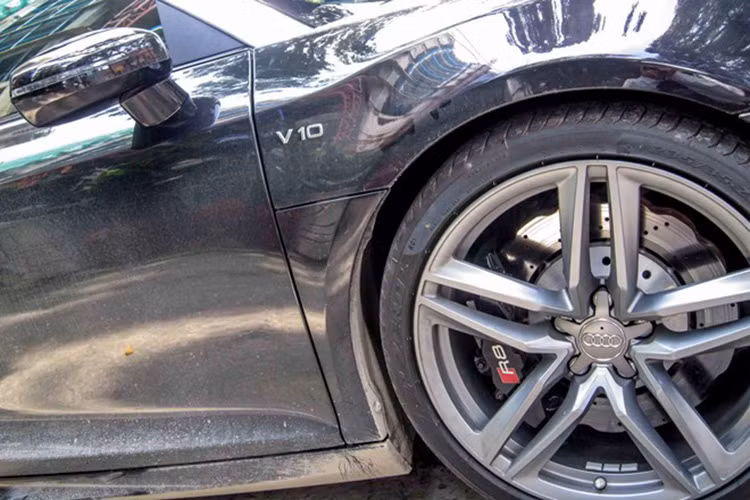 Xe sử dụng vành hợp kim nhôm màu xám titan, 5 chấu kép, bên trong là kẹp phanh màu đen gần màu với thân xe.