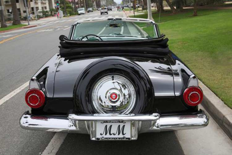 Người ta cho rằng chiếc xe Ford Thunderbird của Marilyn Monroe được xem là một món quà Giáng Sinh từ nhiếp ảnh gia nổi tiếng và bạn làm ăn của Monroe, ông Milton Greene. 