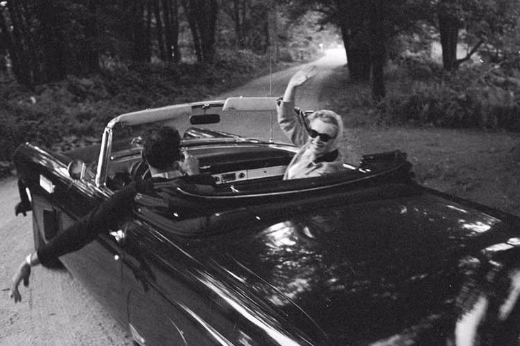 Thế nhưng thực tế ít ai biết được là huyền thoại này có một sở thích lái xe và không phải lúc nào cũng nhờ đến các tài xế riêng. Vậy đâu là chiếc xe phù hợp cho một ngôi sao lớn như thế? Câu trả lời là một chiếc xe Ford Thunderbird 1956, và hiện nó đang được rao bán. 