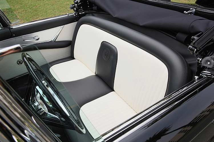 Đoạn miêu tả trên Julien’s Auctions có viết, “Một bài báo thời đó cho rằng Monroe và Miller đã lái chiếc xe này tới lễ đám cưới công dân của họ vào ngày 28/6/1956, và khả năng là cả lễ đám cưới riêng của họ vào ngày 30/6/1956.”