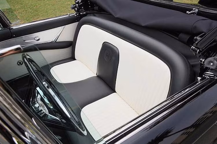 Đoạn miêu tả trên Julien’s Auctions có viết, “Một bài báo thời đó cho rằng Monroe và Miller đã lái chiếc xe này tới lễ đám cưới công dân của họ vào ngày 28/6/1956, và khả năng là cả lễ đám cưới riêng của họ vào ngày 30/6/1956.”