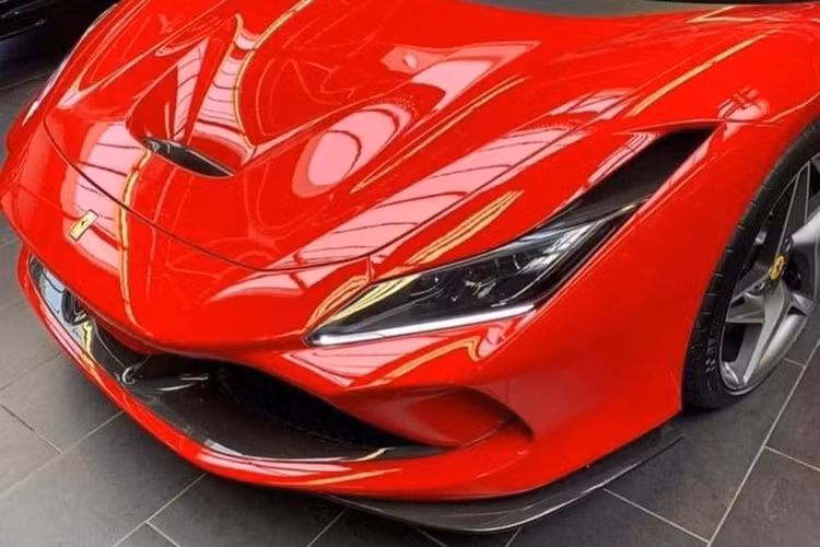 Bên cạnh ngoại thất màu đỏ rất hiếu chiến đúng chất ngựa chồm nhà Ferrari, siêu xe mui trần Ferrari F8 Spider thứ 2 về Việt Nam còn có nhiều điểm nhấn bằng carbon hay bộ mâm màu tối.