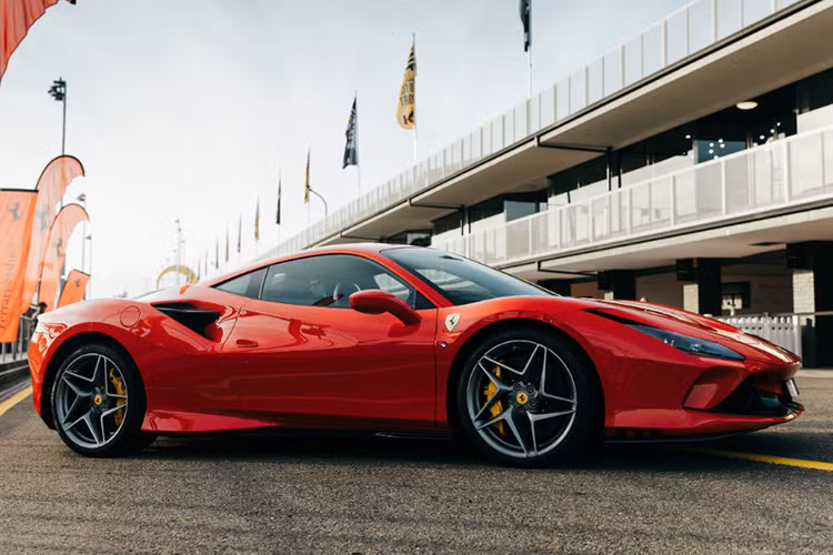 Sức mạnh động cơ được truyền đến bánh sau của xe thông qua hộp số tự động ly hợp kép 7 cấp, nhờ đó, siêu xe mui trần Ferrari F8 Spider có thể tăng tốc lên 100 km/h từ vị trí đứng yên trong thời gian chỉ 2,9 giây, 0 đến 200 km/h trong 8,4 giây trước khi đạt vận tốc tối đa 325 km/h khi mở mui và 340 km/h khi mui được đóng kín.