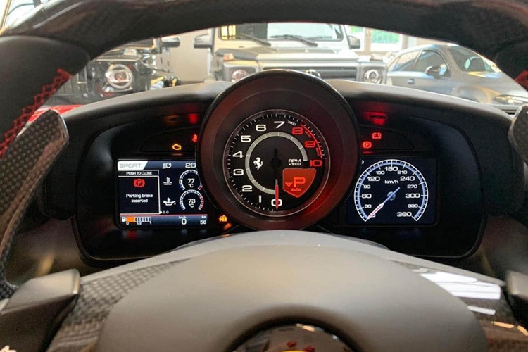 Trước mặt ghế phụ của siêu xe Ferrari F8 Spider còn có một màn hình nhỏ thể hiện một số thông tin của xe được tích hợp trên bảng táp-lô của xe để người ngồi kế bên dễ dàng nắm bắt thông tin. Viền hai bên bảng đồng hồ này là sợi carbon, và trên đỉnh là logo F8 Spider.