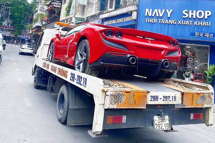 Chiếc siêu xe Ferrari F8 tại Hà Nội có màu sơn đỏ y hệt siêu xe Ferrari F8 Tributo của Cường Đô la nhưng khác biệt đó chính là việc xe thuộc phiên bản mui trần. Như vậy, đây chính là chiếc siêu xe mui trần đẹp mắt Ferrari F8 Spider thứ 2 về Việt Nam nhưng lại là chiếc Ferrari F8 Spider duy nhất mang màu đỏ.