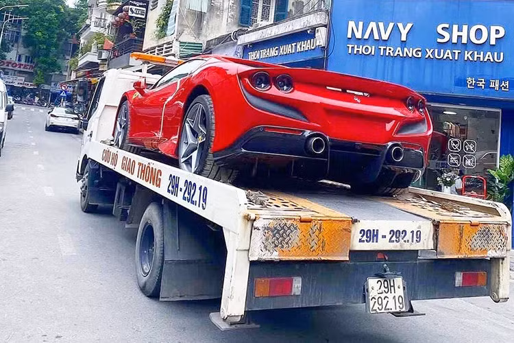 Chiếc siêu xe Ferrari F8 tại Hà Nội có màu sơn đỏ y hệt siêu xe Ferrari F8 Tributo của Cường Đô la nhưng khác biệt đó chính là việc xe thuộc phiên bản mui trần. Như vậy, đây chính là chiếc siêu xe mui trần đẹp mắt Ferrari F8 Spider thứ 2 về Việt Nam nhưng lại là chiếc Ferrari F8 Spider duy nhất mang màu đỏ.