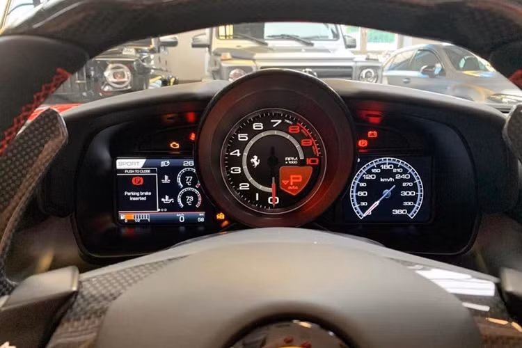 Trước mặt ghế phụ của siêu xe Ferrari F8 Spider còn có một màn hình nhỏ thể hiện một số thông tin của xe được tích hợp trên bảng táp-lô của xe để người ngồi kế bên dễ dàng nắm bắt thông tin. Viền hai bên bảng đồng hồ này là sợi carbon, và trên đỉnh là logo F8 Spider.