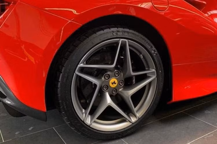 Bên cạnh trọng lượng được giảm cân, siêu xe mui trần Ferrari F8 Spider đầu tiên về Việt Nam còn sở hữu thiết kế khí động học tốt và hiệu quả hơn 10% so với mẫu xe tiền nhiệm là Ferrari 488 Spider. Xe được trang bị động cơ V8, dung tích 3.9 lít, tăng áp kép, tạo ra công suất tối đa 711 mã lực và mô-men cực đại 770 Nm. Các thông số này tương đương với Ferrari 488 Pista Spider. 