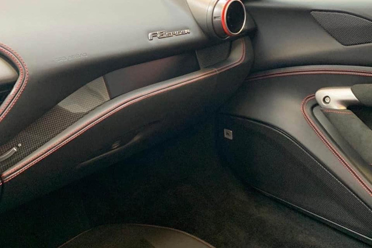 Người lái vẫn có thể thực hiện thao tác mở mui hoặc đóng mui ngay cả khi siêu xe mui trần Ferrari F8 Spider đang chạy, nhưng tốc độ của xe được hãng khuyến cáo nên dưới 50 km/h để đảm bảo độ bền cho mui xe. Việc thêm vào phần mui xếp cứng khiến chiếc siêu xe mui trần Ferrari F8 Spider nặng hơn biến thể mui cứng là Ferrari F8 Tributo khoảng 70 kg và nhẹ hơn người tiền nhiệm là Ferrari 488 Spider đến tận 20 kg.