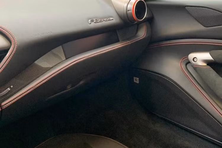 Người lái vẫn có thể thực hiện thao tác mở mui hoặc đóng mui ngay cả khi siêu xe mui trần Ferrari F8 Spider đang chạy, nhưng tốc độ của xe được hãng khuyến cáo nên dưới 50 km/h để đảm bảo độ bền cho mui xe. Việc thêm vào phần mui xếp cứng khiến chiếc siêu xe mui trần Ferrari F8 Spider nặng hơn biến thể mui cứng là Ferrari F8 Tributo khoảng 70 kg và nhẹ hơn người tiền nhiệm là Ferrari 488 Spider đến tận 20 kg.