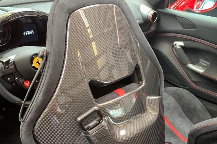 Điểm khác biệt dễ nhận ra nhất giữa Ferrari F8 Spider với siêu xe Ferrari F8 Tributo chính là việc mái nhà của dòng xe Ferrari F8 Spider có thể dễ dàng đóng hoặc mở ra rất nhanh chóng chờ một nút điều khiển được đặt bên trong khoang lái. Theo như công bố của hãng xe Ý, mui xếp cứng của siêu xe mui trần Ferrari F8 Spider có thể đóng hoặc mở mui trong khoảng thời gian 14 giây.