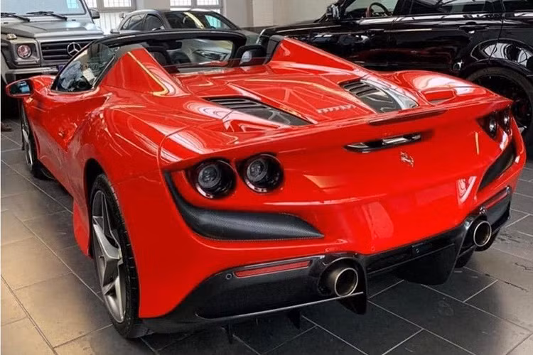 Mở cửa bước vào trong khoang lái, nội thất của chiếc siêu xe mui trần Ferrari F8 Spider màu đỏ đầu tiên về Việt Nam hoàn thành với tông màu tối và sợi carbon. Xe có ghế ngồi thể thao bằng carbon với lưng ghế bọc da cao cấp Alcantara và đi kèm với đó là một đường sọc màu đỏ chạy giữa lưng ghế ngồi, các đường chỉ khâu ở ghế ngồi cũng hoàn thành màu đỏ.