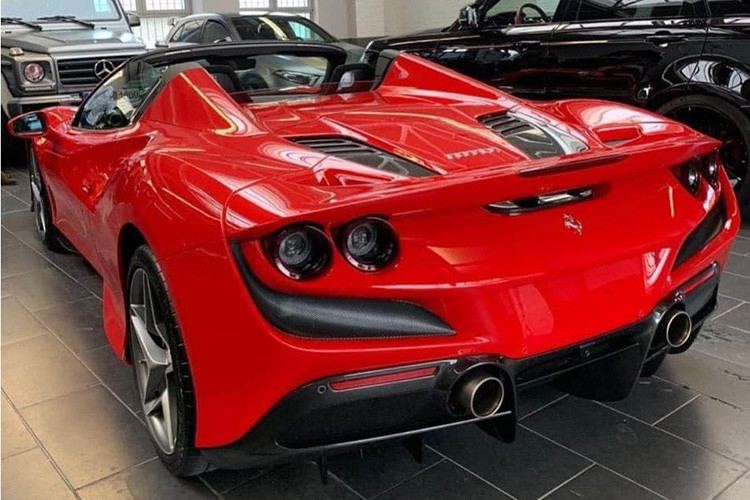 Mở cửa bước vào trong khoang lái, nội thất của chiếc siêu xe mui trần Ferrari F8 Spider màu đỏ đầu tiên về Việt Nam hoàn thành với tông màu tối và sợi carbon. Xe có ghế ngồi thể thao bằng carbon với lưng ghế bọc da cao cấp Alcantara và đi kèm với đó là một đường sọc màu đỏ chạy giữa lưng ghế ngồi, các đường chỉ khâu ở ghế ngồi cũng hoàn thành màu đỏ.