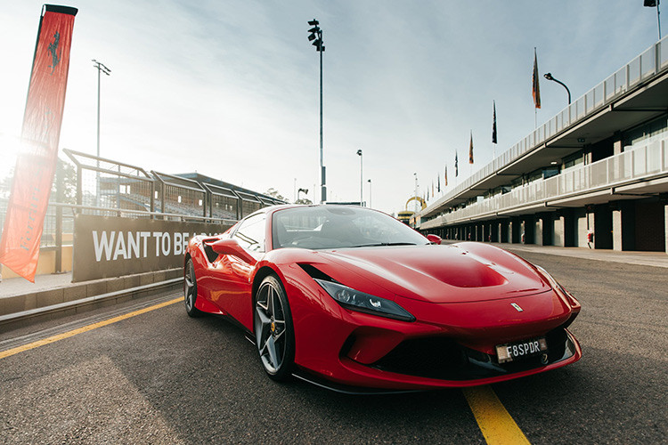 Hiện chưa rõ chiếc siêu xe mui trần Ferrari F8 Spider màu đỏ đầu tiên tại Việt Nam đã có chủ nhân đặt mua hay chưa, bên cạnh đó, giá xe Ferrari F8 Spider tại dải đất hình chữ S vẫn luôn thu hút sự tò mò của không ít người yêu xe. Ước tính, các đại gia Việt cần phải chi hơn 25 tỷ đồng sở hữu siêu xe Ferrari F8 Spider.