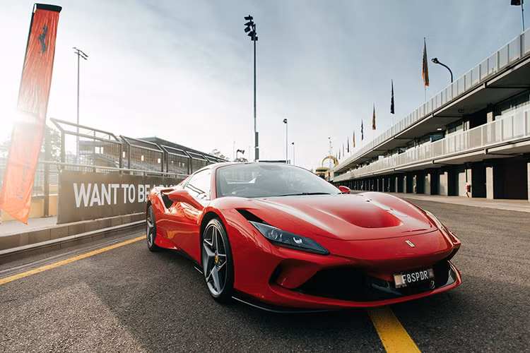 Hiện chưa rõ chiếc siêu xe mui trần Ferrari F8 Spider màu đỏ đầu tiên tại Việt Nam đã có chủ nhân đặt mua hay chưa, bên cạnh đó, giá xe Ferrari F8 Spider tại dải đất hình chữ S vẫn luôn thu hút sự tò mò của không ít người yêu xe. Ước tính, các đại gia Việt cần phải chi hơn 25 tỷ đồng sở hữu siêu xe Ferrari F8 Spider.