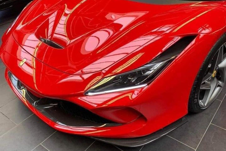 Bên cạnh ngoại thất màu đỏ rất hiếu chiến đúng chất ngựa chồm nhà Ferrari, siêu xe mui trần Ferrari F8 Spider thứ 2 về Việt Nam còn có nhiều điểm nhấn bằng carbon hay bộ mâm màu tối.