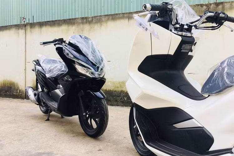 Khung xe cuả Honda PCX 150 sẽ chuyển từ dạng Underbone sang dạng khung treo võng đôi, giúp tăng độ vững chắc cho hệ thống khung sườn, tăng khả năng điều khiển, đồng thời khai thác triệt để được công suất động cơ. Dung tích cốp xe được tăng thêm 1 lít so với phiên bản trước (27 lít), độ rộng tấm ốp thân xe được giữ nguyên.