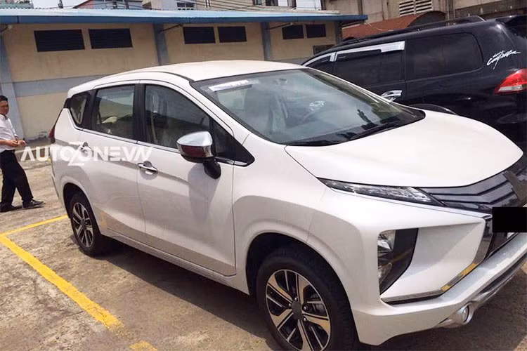 Tính tới thời điểm hiện tại, chưa có giá bán Mitsubishi Xpander 2018 và các thông số cụ thể cho mẫu xe MPV 7 chỗ giá rẻ này tại Việt Nam. Tuy nhiên hiện tại chúng ta đã có thể chiêm ngưỡng trước mẫu xe này thông qua những hình ảnh mới nhất vừa lộ diện trên mạng xã hội.