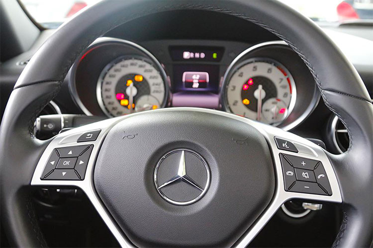 Hệ thống giải trí của xe với đầu CD 6 đĩa, hệ thống loa Harman Karrdon Logic 7... Đây là một phiên bản đặc biệt cuối cùng dành cho người yêu thích dòng SLK trước khi được thay thế bằng dòng SLC.