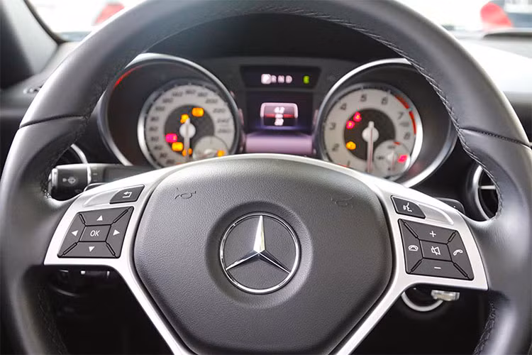 Hệ thống giải trí của xe với đầu CD 6 đĩa, hệ thống loa Harman Karrdon Logic 7... Đây là một phiên bản đặc biệt cuối cùng dành cho người yêu thích dòng SLK trước khi được thay thế bằng dòng SLC.