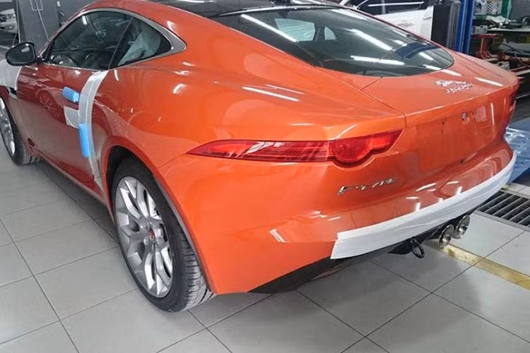 Phần đuôi xe cũng nổi bật không kém khi đi kèm với cụm đèn hậu LED vuốt ngang kéo dài đặc trưng, đi cùng với đó là cặp ống xả thể thao giúp nhận diện phiên bản động cơ V6.