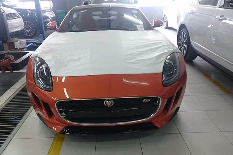 Được ra mắt lần đầu tiên tại triển lãm Los Angeles 2013, Jaguar F-Type S Coupe tập trung vào sự nhanh nhẹn và hiệu suất của động cơ, đồng thời giảm thiểu sự tham gia của sức người trong bộ máy vận hành.