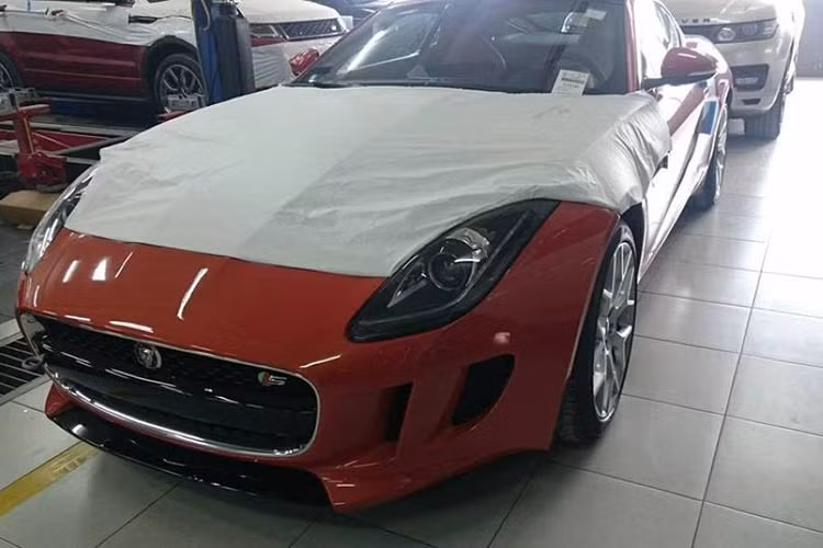 Chiếc Jaguar F-Type S 2016 chính hãng vừa được nhập khẩu chính hãng về Việt Nam sở hữu vẻ ngoài sang trọng, cơ bắp những vẫn co những nét mượt mà, gợi cảm. Phần đầu xe trang bị lưới tản nhiệt với điểm nhấn nằm giữa 2 khe gió, lấy cảm hứng từ mang cá mập.