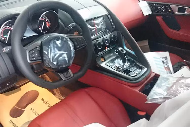 Nội thất của F-Type S được thiết kế như buồng lái của một chiến đấu cơ hiện đại, đặc biệt là các phím chức năng được bố trí theo nhóm, đẹp, sang trọng và hết sức khoa học.