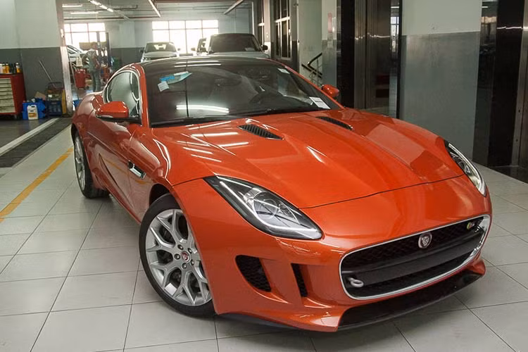 Tại thị trường Mỹ, Jaguar F-Type S Coupe có giá bán là 77.000 USD (khoảng 1,73 tỷ đồng). Hiện, chiếc Jaguar F-Type S 2016 trong bài viết được nhập khẩu chính hãng bởi Jaguar Land Rover Việt Nam, giá bán vẫn chưa được tiết lộ.