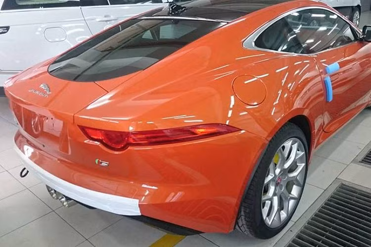 Jaguar F-Type S 2016 được trang bị vành xe 20 inch to bản đi cùng với bộ lốp Pirelli P Zero và la-zăng hợp kim 7 chấu kép với phong cách đậm chất thể thao cơ bắp.