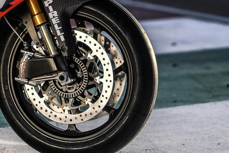 Ngoài ra, Aprilia RSV4 X còn sở hữu các trang bị cao cấp khác như hệ thống treo Ohlins, heo Brembo GP4-MS, cùm tay phanh và tay côn bằng nhôm phay đi kèm bảo vệ. Bộ mâm 17 inch mà xe sở hữu mang thương hiệu Marchesini bằng hợp kim magiê siêu nhẹ cùng bộ lốp Slick của Pirelli.