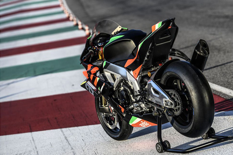 Bên cạnh đó dàn áo của xe còn có bộ cánh gió ở yếm giúp tăng lực ép của xe xuống mặt đường khi di chuyển ở tốc độ cao. Dè chắn bùn trước có hai hốc gió nhỏ giúp đưa gió mát vào làm mát hệ thống phanh đĩa trước của xe.