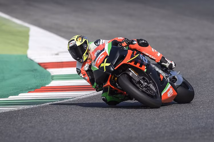 Các công nghệ hỗ trợ điện tử đáng chú ý khác của Aprilia RSV4 X phải kể đến bộ điều khiển điện tử ECU chuẩn đua, ga điện tử, hệ thống kiểm soát vận hành APRC với tính năng tự cân bằng và kiểm soát hẫng bánh trước.