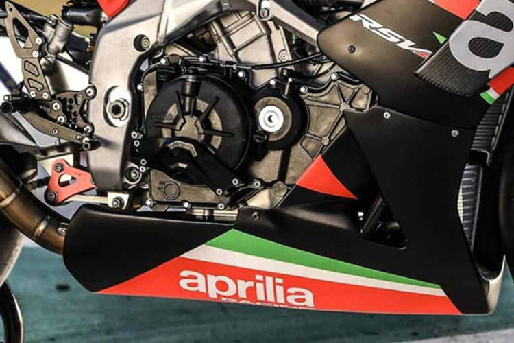 Aprilia RSV4 X vẫn sử dụng khối động cơ V4, DOHC, 16 van, dung tích 1.077 cc, làm mát bằng dung dịch. Aprilia đã thực hiện hàng loạt các cải tiến ở động cơ, bao gồm trục cap điều khiển van hút, lò xo xu-páp mới và con đội xupáp hoàn toàn mới. Các cải tiến này giúp nâng cao hiệu suất nạp xả, qua đó tăng hiệu năng vận hành của động cơ. Theo thông tin của Aprilia thì mẫu RSV4 X có công suất lên đến 225 mã lực.
