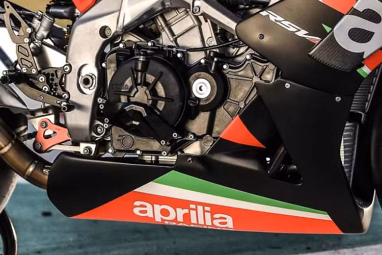 Aprilia RSV4 X vẫn sử dụng khối động cơ V4, DOHC, 16 van, dung tích 1.077 cc, làm mát bằng dung dịch. Aprilia đã thực hiện hàng loạt các cải tiến ở động cơ, bao gồm trục cap điều khiển van hút, lò xo xu-páp mới và con đội xupáp hoàn toàn mới. Các cải tiến này giúp nâng cao hiệu suất nạp xả, qua đó tăng hiệu năng vận hành của động cơ. Theo thông tin của Aprilia thì mẫu RSV4 X có công suất lên đến 225 mã lực.