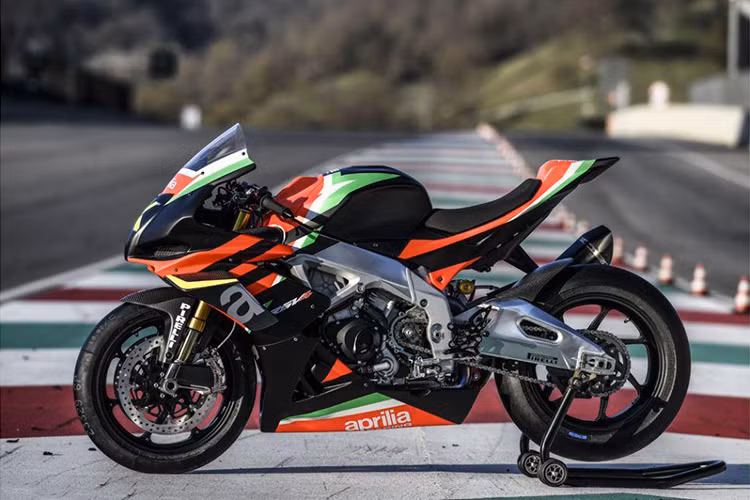 So với các phiên bản khác thuộc dòng RSV4, chiếc Aprilia RSV4 X đặc biệt hơn nhờ có trọng lượng siêu nhẹ và trang bị động cơ mạnh mẽ hơn hẳn. Cụ thể, Aprilia RSV4 X có trọng lượng khô chỉ 165 kg, giảm 12 kg so với các phiên bản RSV4 khác. 