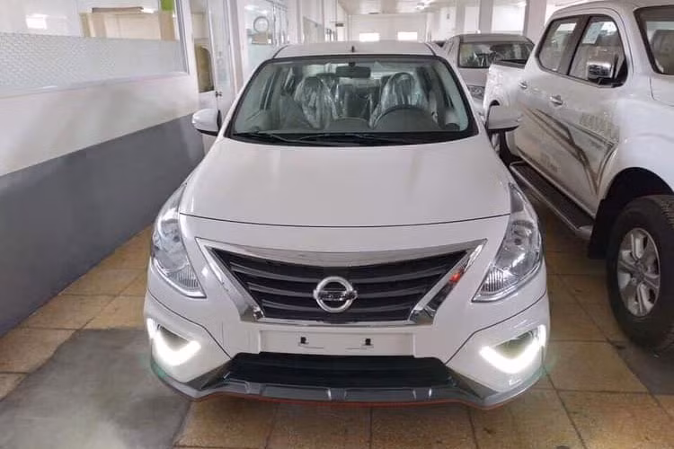 Theo đó, xe giá rẻ Nissan Sunny 2018 mới có ngoại hình không quá khác biệt so với phiên bản hiện tại. Phần đầu xe được chăm chút kỹ hơn với mặt đèn pha được thiết kế lại, cụm đèn DRL bố trí ở hốc gió trước ở hai bên, mang đến cho xe vẻ hiện đại và có phần sang hơn.