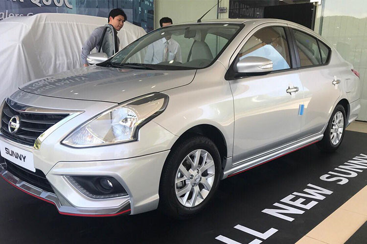 Trước khi được chính thức ra mắt tại triển lãm Ô tô Việt Nam 2018, mẫu xe giá rẻ Nissan Sunny Q-Series 2018 đã bất ngờ xuất hiện tại một đại lý của Nissan. Những hình ảnh về phiên bản Sunny mới này cho thấy xe có một số nâng cấp và thay đổi rất đáng chú ý.