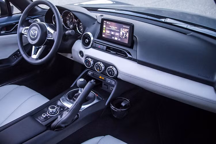 Nội thất Mazda MX-5 RF 2022 gần như tương đồng với xe mui mềm nhưng cốp chứa đồ phía sau ghế lái đã loại bỏ, hộc chứa đồ phía sau ghế hành khách cũng như hộp đựng đồ phía sau bảng điều khiển trung tâm đã được làm gọn hơn để nhường chỗ cho cơ cấu mui xếp cứng của xe.