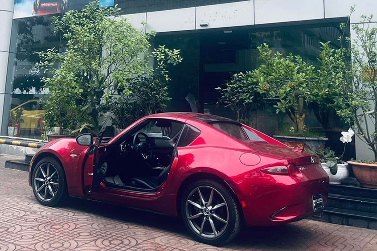 Tại thị trường Việt Nam, xe thể thao mui trần Mazda MX-5 cũng đã được phân phối chính hãng cách đây 8 năm về trước với mẫu xe thuộc thế hệ thứ 3. Tuy nhiên do giá bán cùng doanh số không khả quan nên Thaco Auto đã ngừng bán dòng xe thể thao này.
