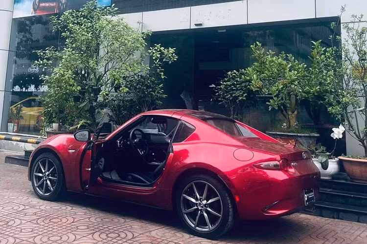 Tại thị trường Việt Nam, xe thể thao mui trần Mazda MX-5 cũng đã được phân phối chính hãng cách đây 8 năm về trước với mẫu xe thuộc thế hệ thứ 3. Tuy nhiên do giá bán cùng doanh số không khả quan nên Thaco Auto đã ngừng bán dòng xe thể thao này.