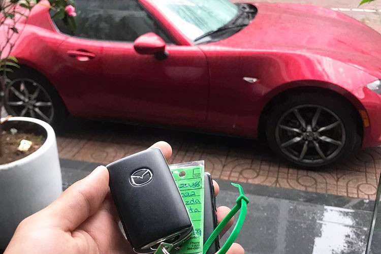 Hiện tại, dòng xe Mazda MX-5 bản nâng cấp động cơ mới nhất trang bị động cơ 2.0L, sản sinh ra công suất tối đa 181 mã lực tại vòng tua máy 7.000 vòng/phút, mô-men xoắn cực đại 205 Nm tại 4.000 vòng/phút. Xe đi kèm tùy chọn hộp số sàn hoặc số tự động.