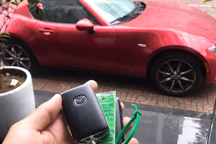 Hiện tại, dòng xe Mazda MX-5 bản nâng cấp động cơ mới nhất trang bị động cơ 2.0L, sản sinh ra công suất tối đa 181 mã lực tại vòng tua máy 7.000 vòng/phút, mô-men xoắn cực đại 205 Nm tại 4.000 vòng/phút. Xe đi kèm tùy chọn hộp số sàn hoặc số tự động.