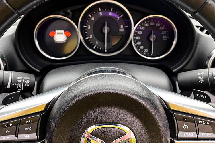 Về sức mạnh, xe thể thao mui trần Mazda MX-5 2022 tích hợp công nghệ Skyactiv của Mazda, xe được cung cấp nhiều động cơ khác nhau cũng như sức mạnh được cải thiện đáng kể qua các năm.