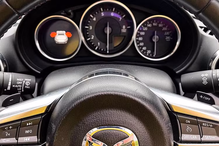 Về sức mạnh, xe thể thao mui trần Mazda MX-5 2022 tích hợp công nghệ Skyactiv của Mazda, xe được cung cấp nhiều động cơ khác nhau cũng như sức mạnh được cải thiện đáng kể qua các năm.