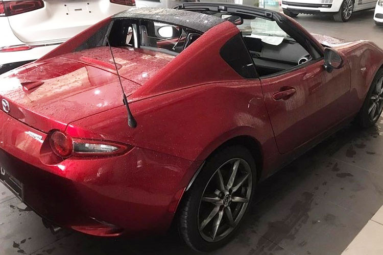 Hiện chưa rõ mức giá xe Mazda MX-5 RF 2022 thế hệ thứ 4 đầu tiên về nước, chỉ biết rằng, tại thị trường nước ngoài, giá xe Mazda phiên bản MX-5 Miata RF có giá khởi điểm từ 35.350 đô la, tương đương 811 triệu đồng.