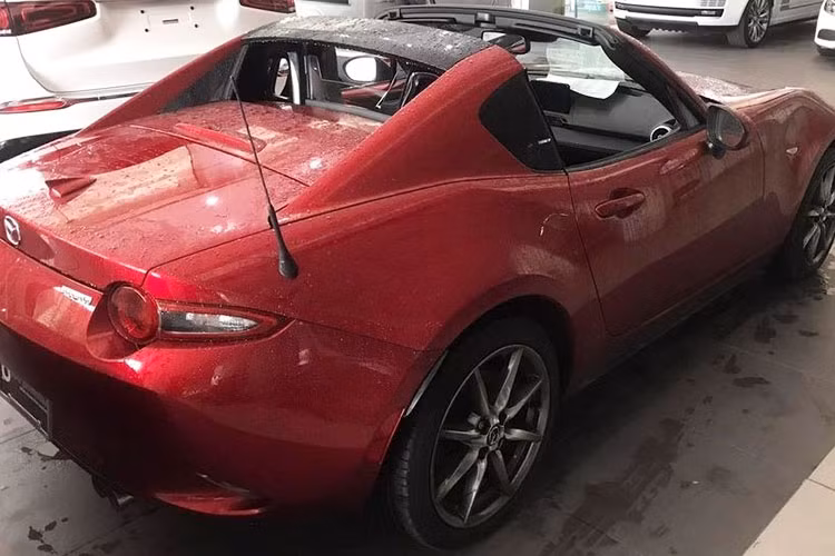 Hiện chưa rõ mức giá xe Mazda MX-5 RF 2022 thế hệ thứ 4 đầu tiên về nước, chỉ biết rằng, tại thị trường nước ngoài, giá xe Mazda phiên bản MX-5 Miata RF có giá khởi điểm từ 35.350 đô la, tương đương 811 triệu đồng.