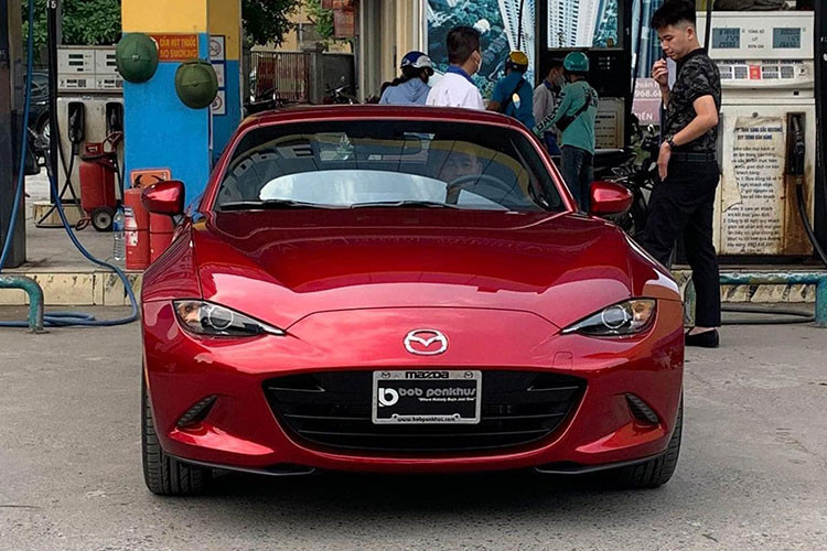 Mazda MX-5 RF thế hệ mới đã ra mắt cách đây 7 năm và đến nay vẫn chưa có phiên bản hoàn toàn mới nào, điểm nhấn của xe Mazda MX-5 RF đầu tiên về nước chính là mui xe theo kiểu Targa nên cách đóng và mở mui rất thú vị dù thời gian có lâu hơn kiểu mui mềm truyền thống. 